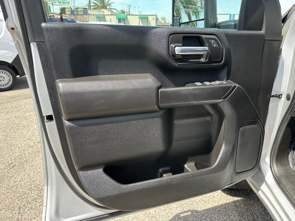 Chevrolet Silverado 2500HD Vehicle Full-screen Gallery Image 15