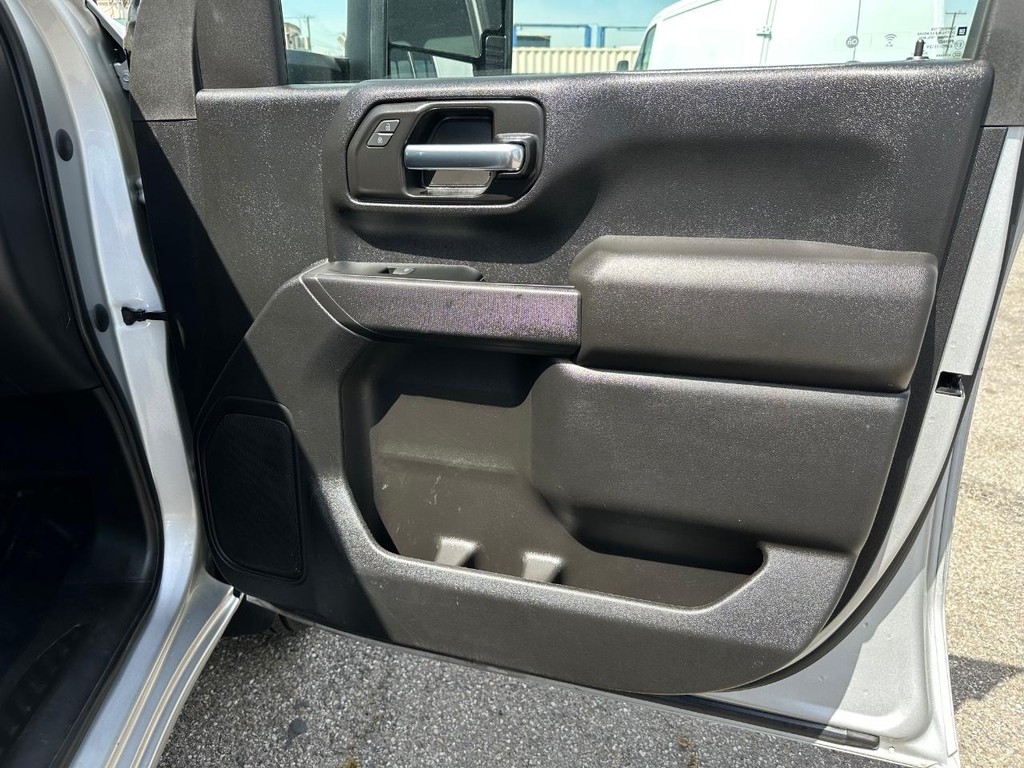 Chevrolet Silverado 2500HD Vehicle Full-screen Gallery Image 19