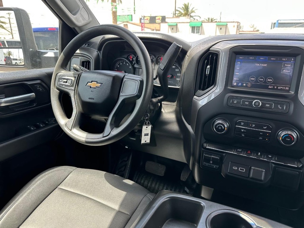 Chevrolet Silverado 2500HD Vehicle Full-screen Gallery Image 24