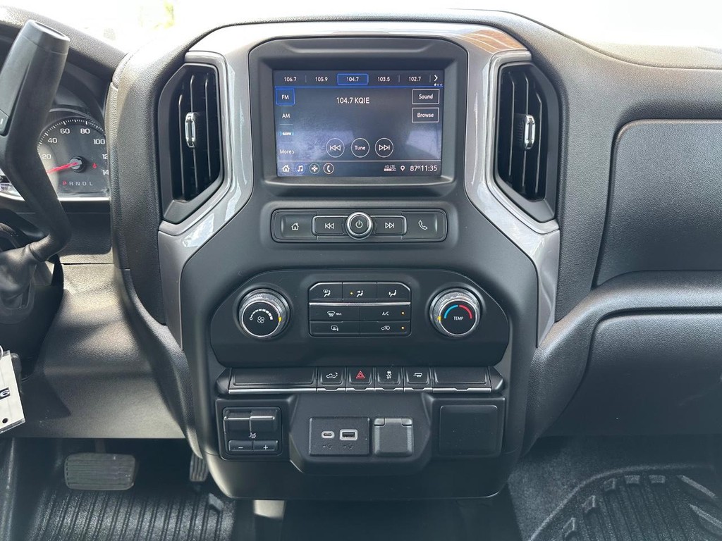 Chevrolet Silverado 2500HD Vehicle Full-screen Gallery Image 25