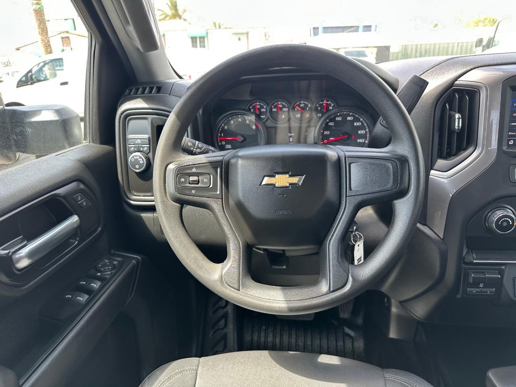 Chevrolet Silverado 2500HD Vehicle Full-screen Gallery Image 27