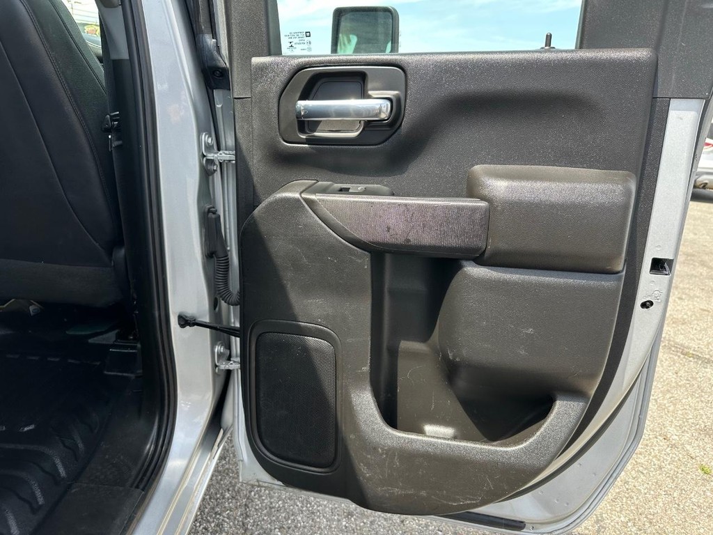 Chevrolet Silverado 2500HD Vehicle Full-screen Gallery Image 29