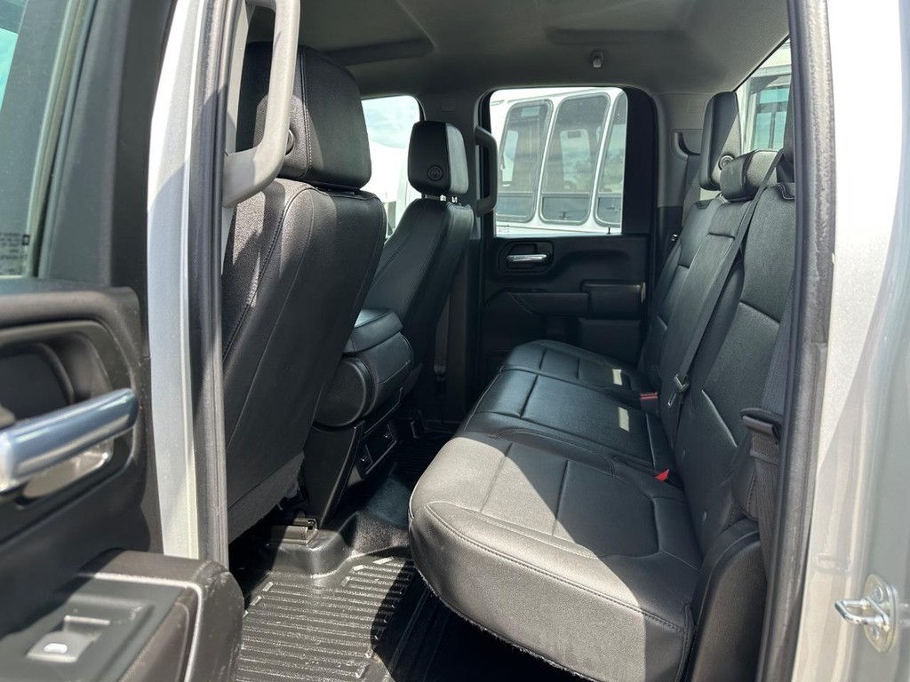 Chevrolet Silverado 2500HD Vehicle Full-screen Gallery Image 32