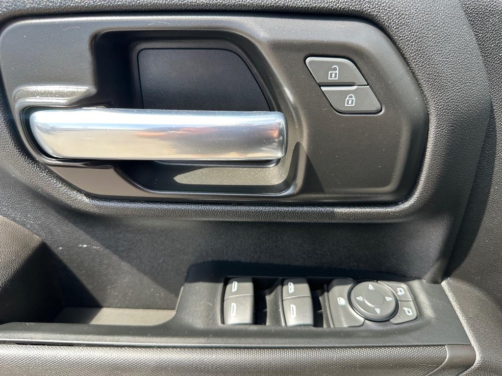 Chevrolet Silverado 2500HD Vehicle Full-screen Gallery Image 33