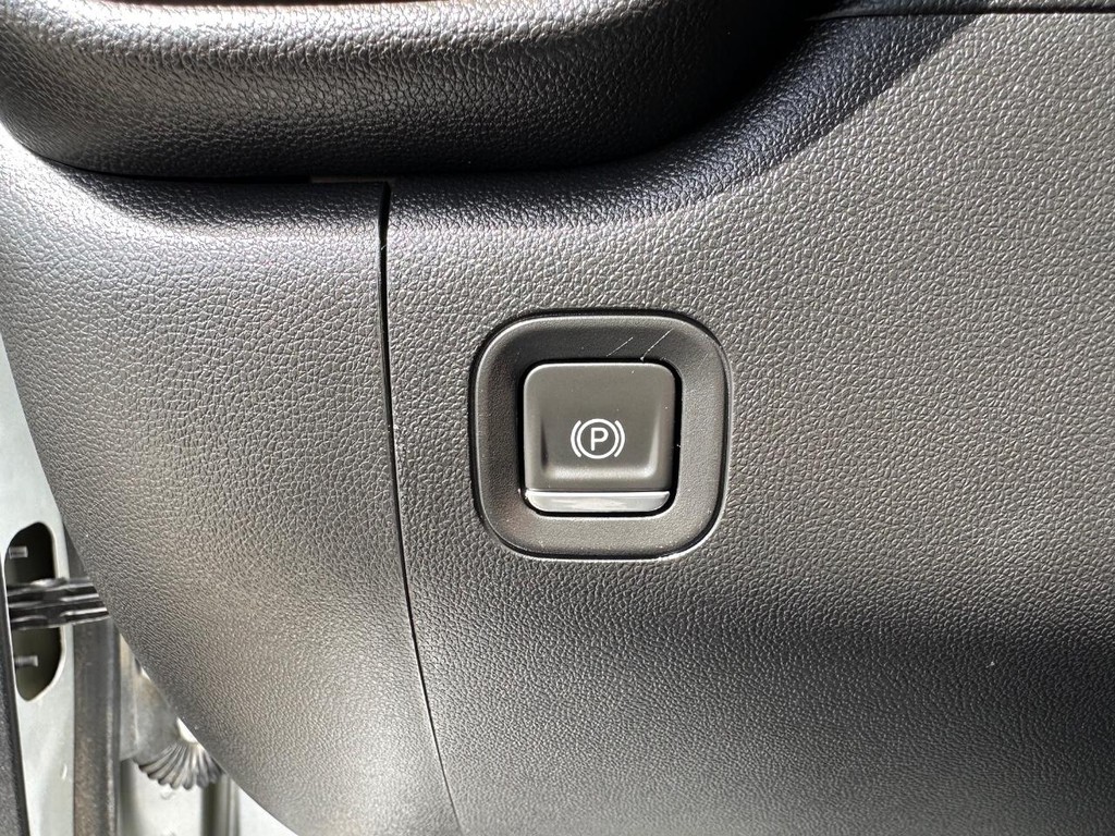 Chevrolet Silverado 2500HD Vehicle Full-screen Gallery Image 35