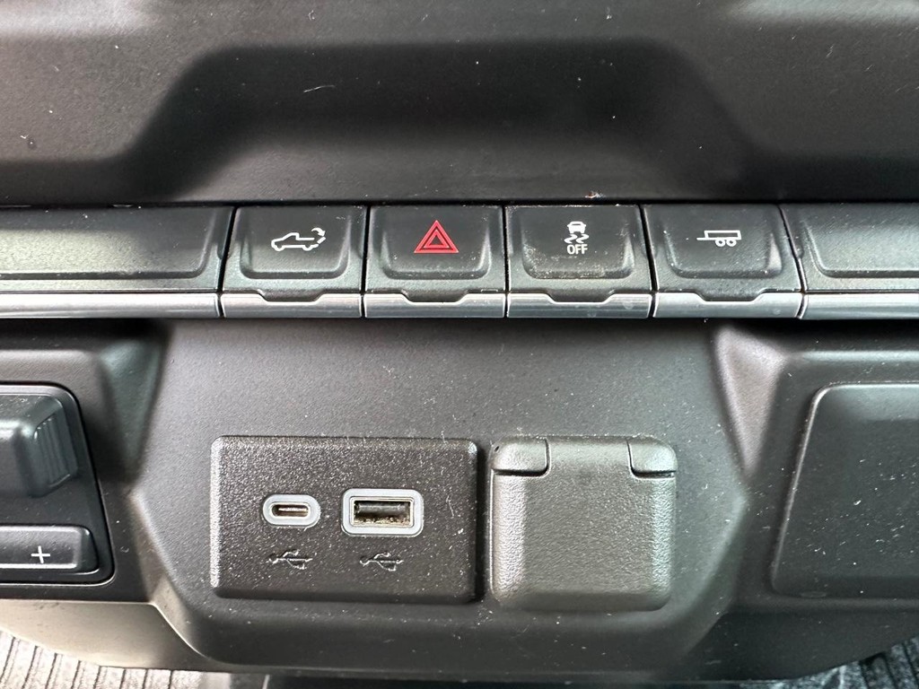 Chevrolet Silverado 2500HD Vehicle Full-screen Gallery Image 37