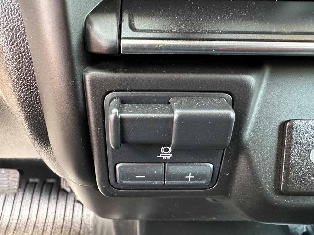 Chevrolet Silverado 2500HD Vehicle Full-screen Gallery Image 38