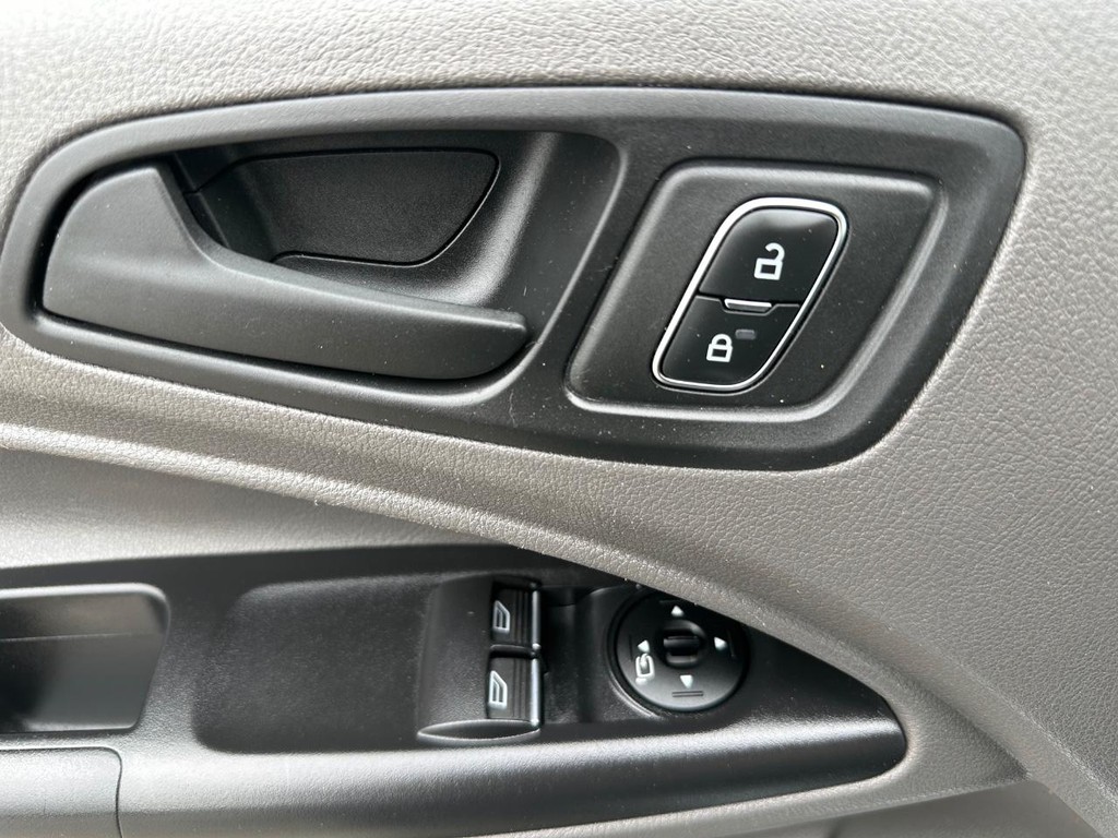 Ford Transit Connect Vehicle Full-screen Gallery Image 37