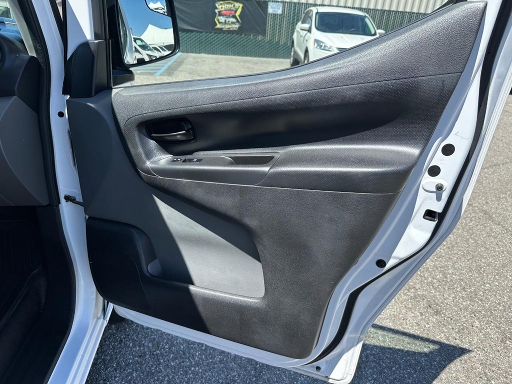 Nissan NV200 Vehicle Full-screen Gallery Image 29