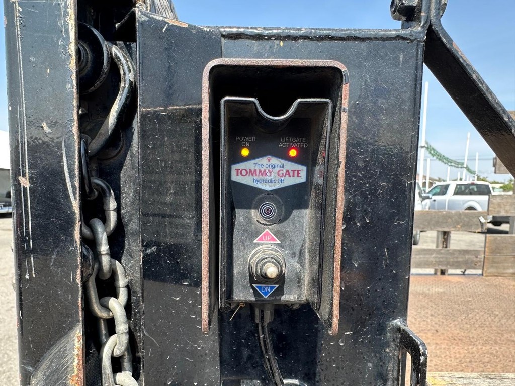 Chevrolet Silverado 3500HD Vehicle Full-screen Gallery Image 15