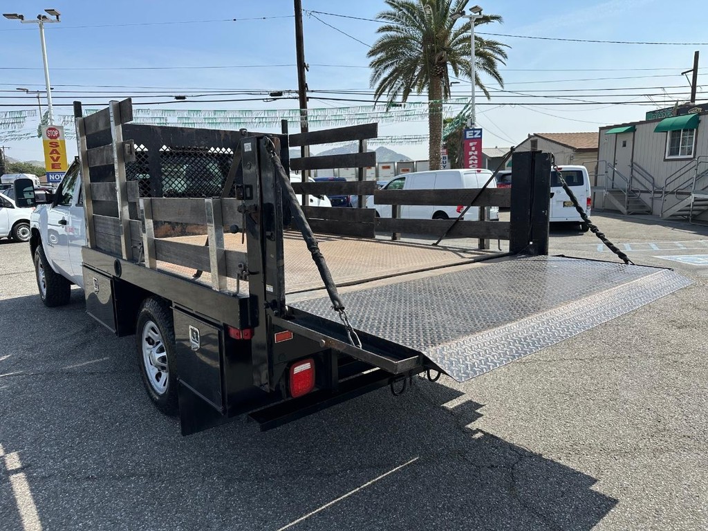 Chevrolet Silverado 3500HD Vehicle Full-screen Gallery Image 18