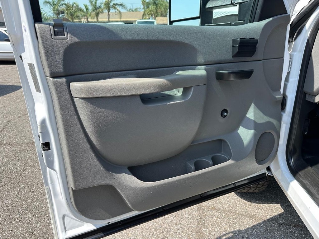 Chevrolet Silverado 3500HD Vehicle Full-screen Gallery Image 26