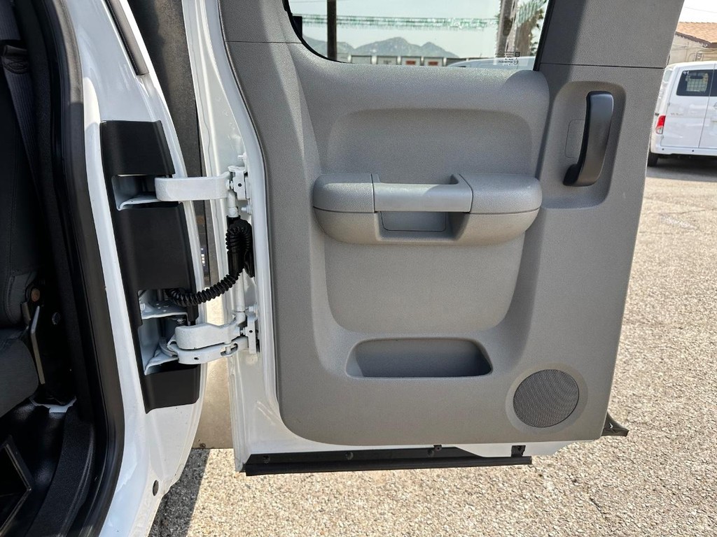 Chevrolet Silverado 3500HD Vehicle Full-screen Gallery Image 30