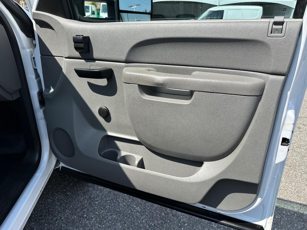 Chevrolet Silverado 3500HD Vehicle Full-screen Gallery Image 32