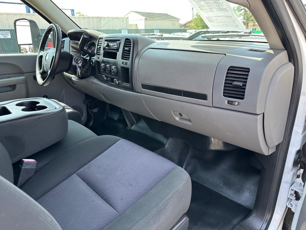 Chevrolet Silverado 3500HD Vehicle Full-screen Gallery Image 33