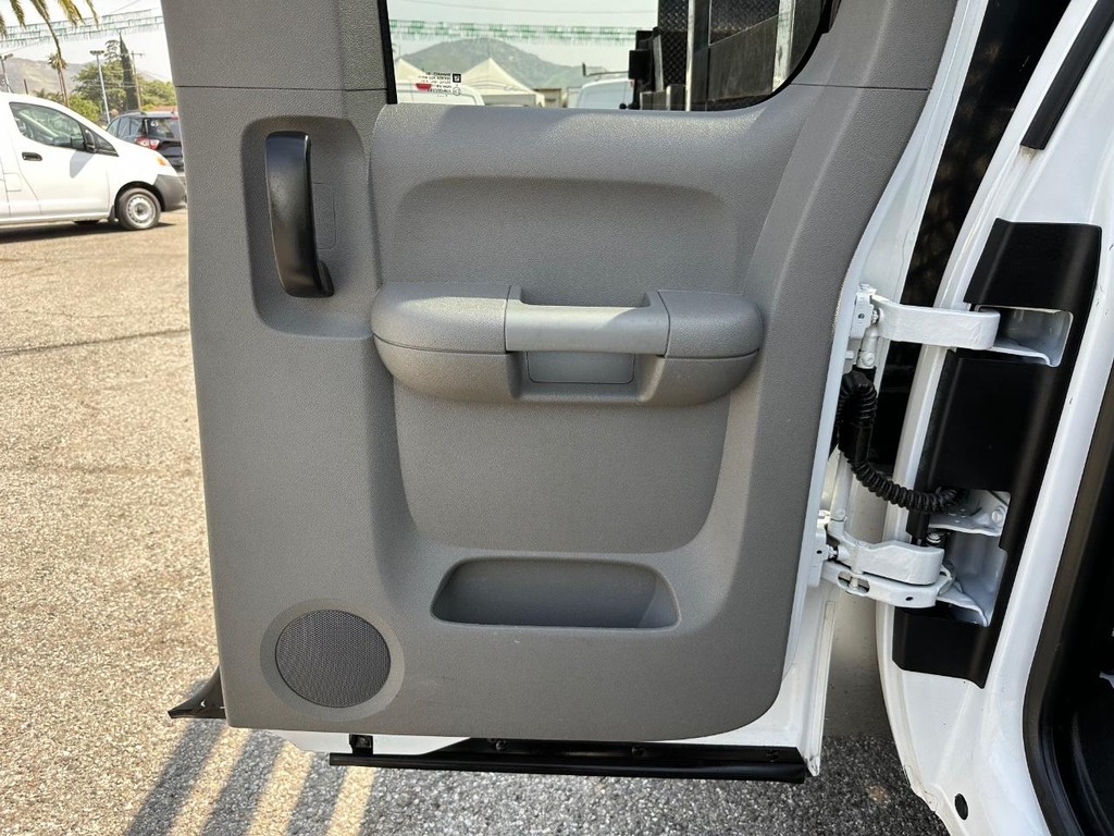 Chevrolet Silverado 3500HD Vehicle Full-screen Gallery Image 36