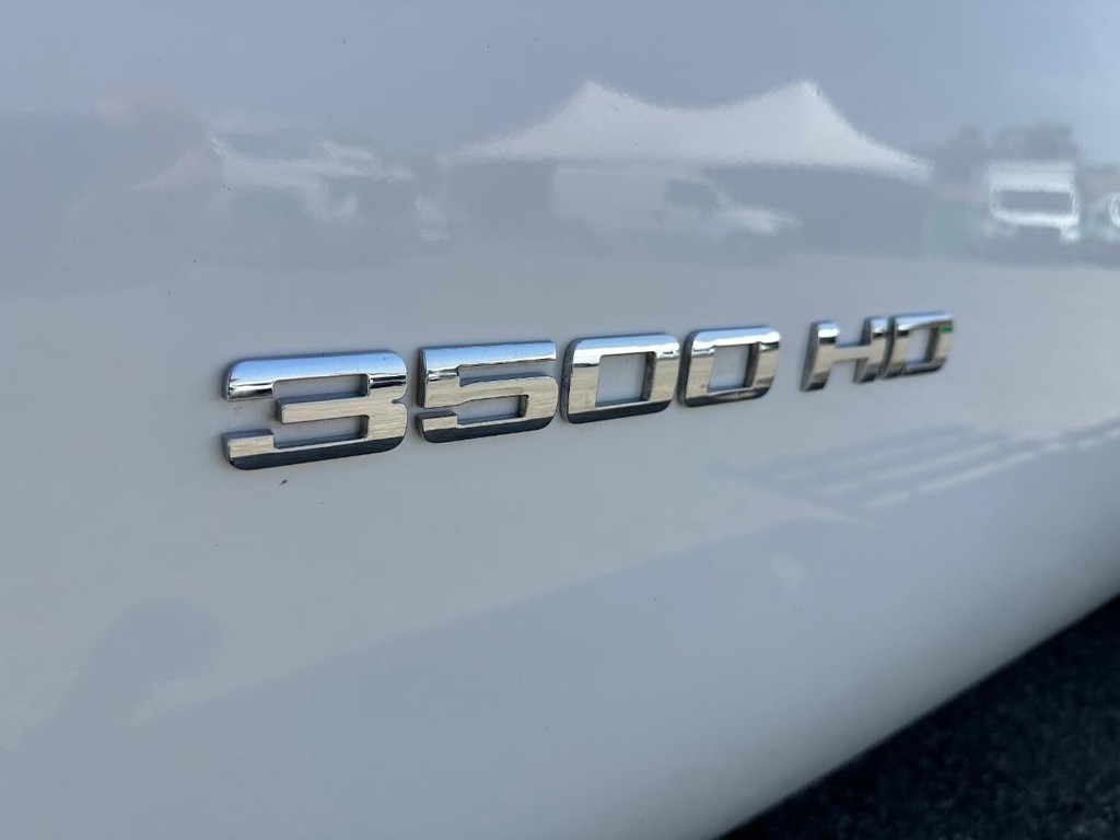 Chevrolet Silverado 3500HD Vehicle Full-screen Gallery Image 42