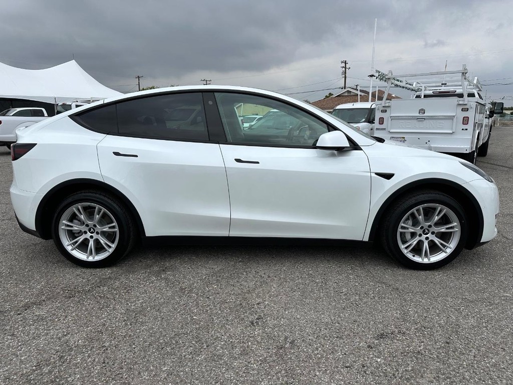 2022 Tesla Model Y Long Range photo 3