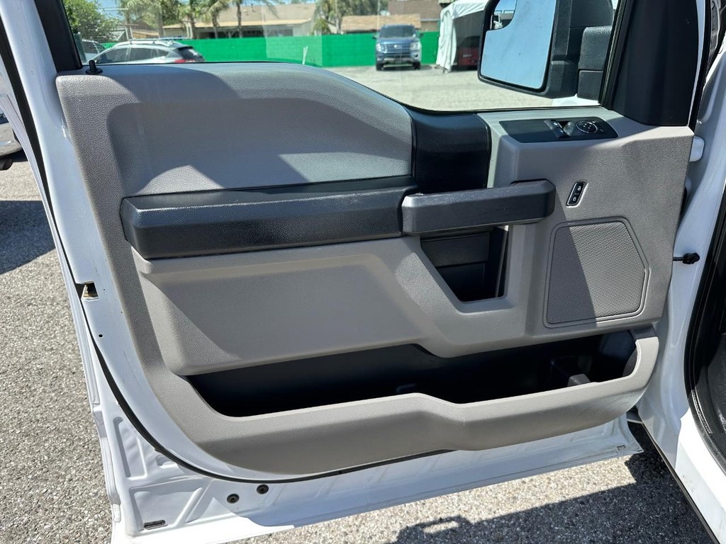 Ford F-150 Vehicle Full-screen Gallery Image 15