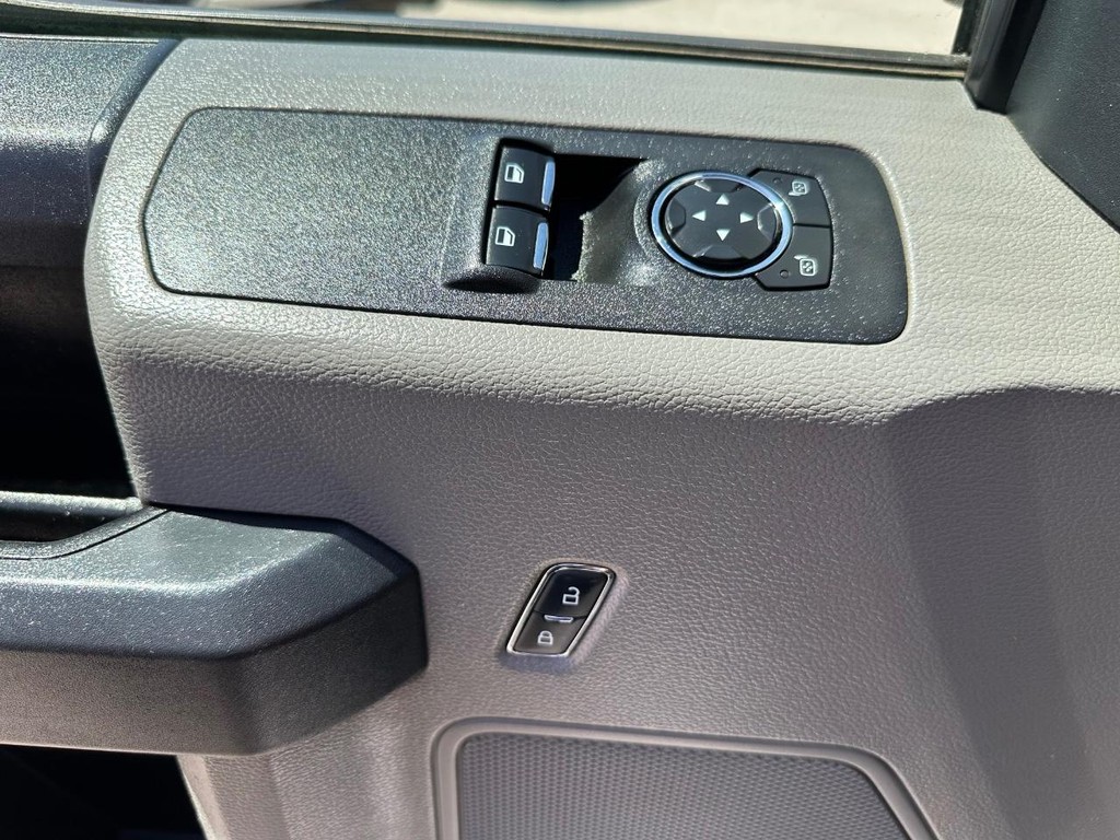 Ford F-150 Vehicle Full-screen Gallery Image 26