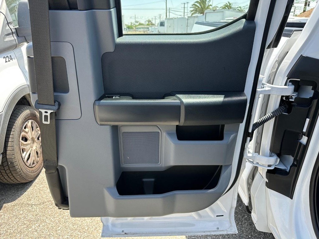 Ford F-150 Vehicle Full-screen Gallery Image 26