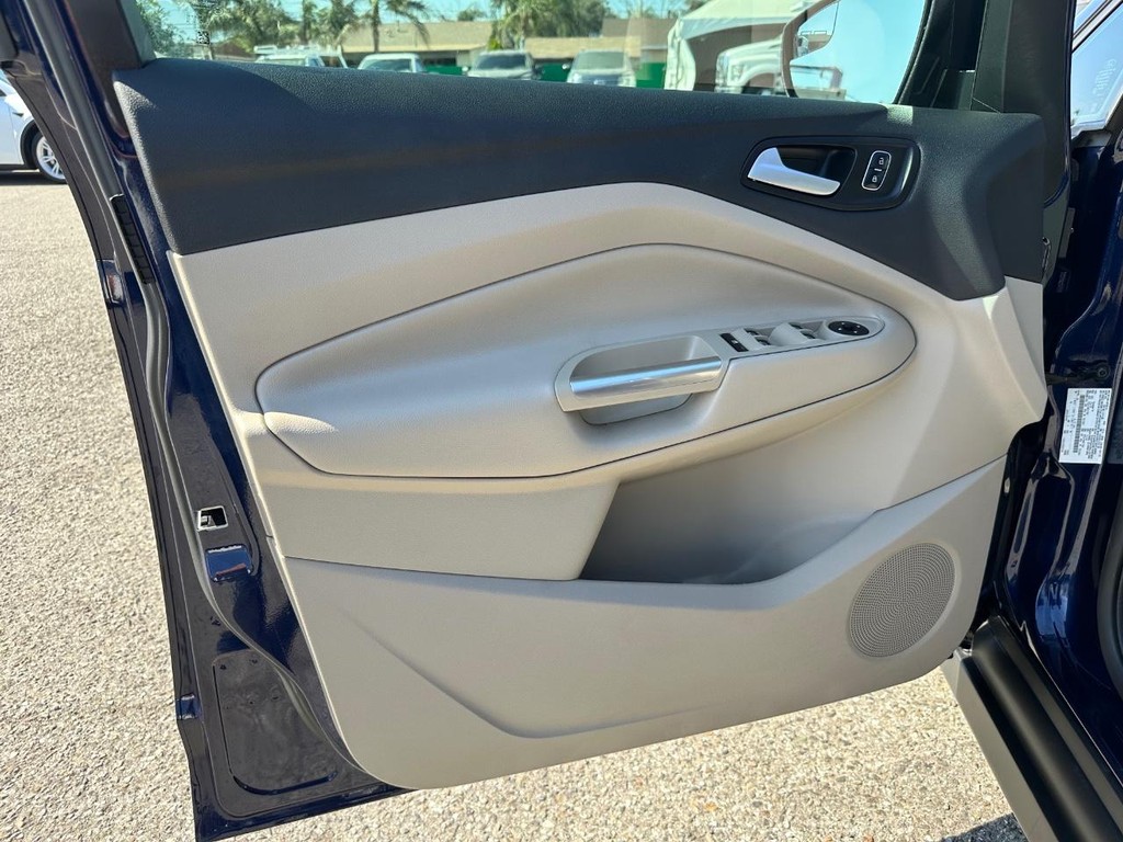 2017 Ford C-Max Hybrid SE photo 10