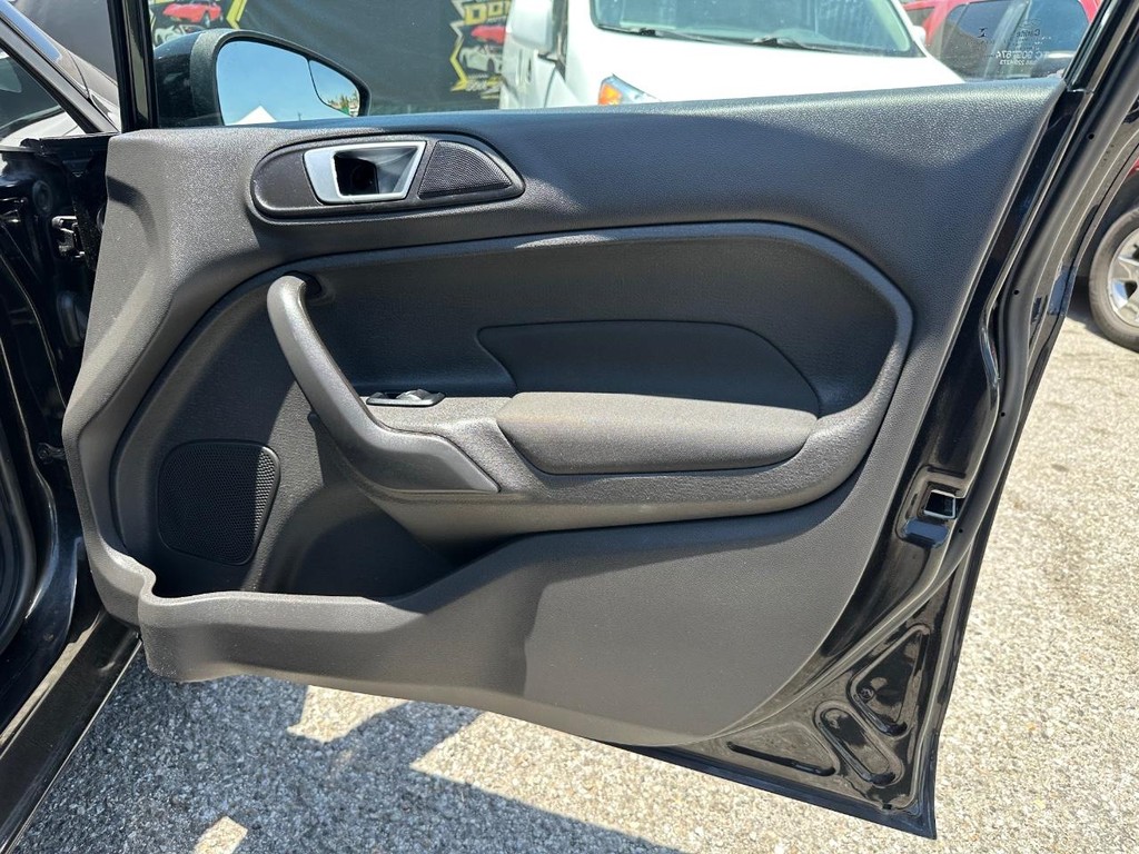2015 Ford Fiesta SE photo 14
