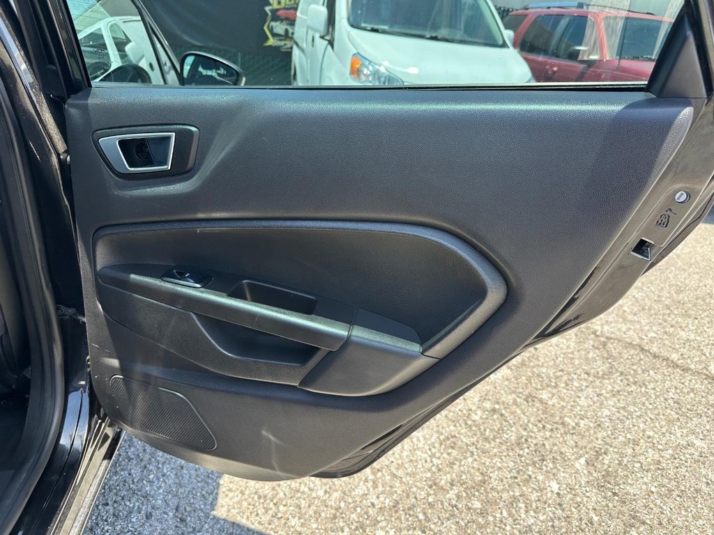 2015 Ford Fiesta SE photo 23