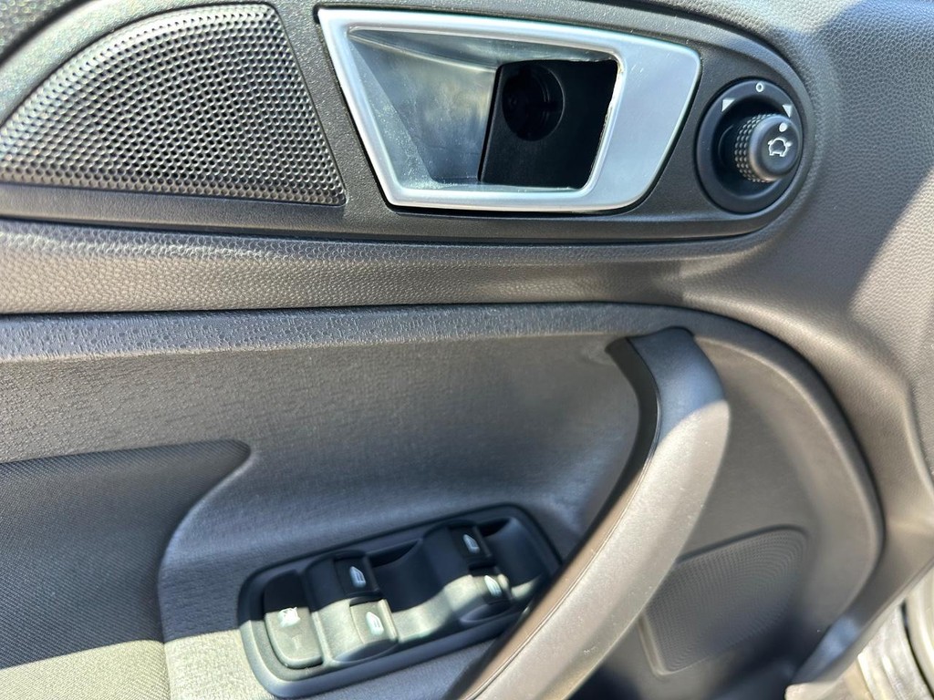 2015 Ford Fiesta SE photo 26
