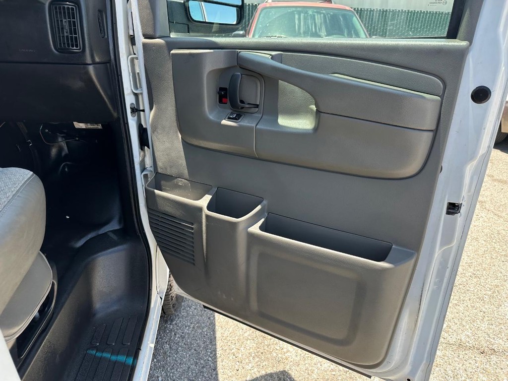 2013 Chevrolet Express 2500 LT photo 14