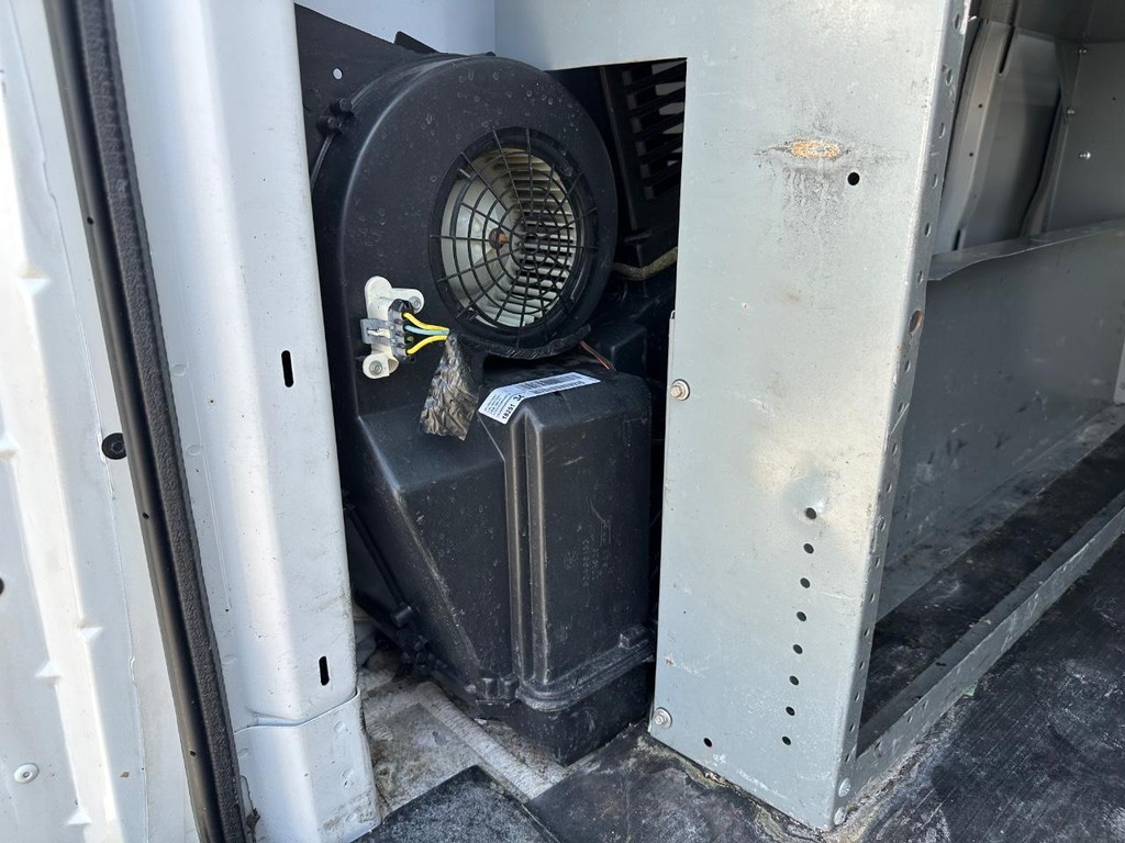 Chevrolet Express 2500 Vehicle Full-screen Gallery Image 22