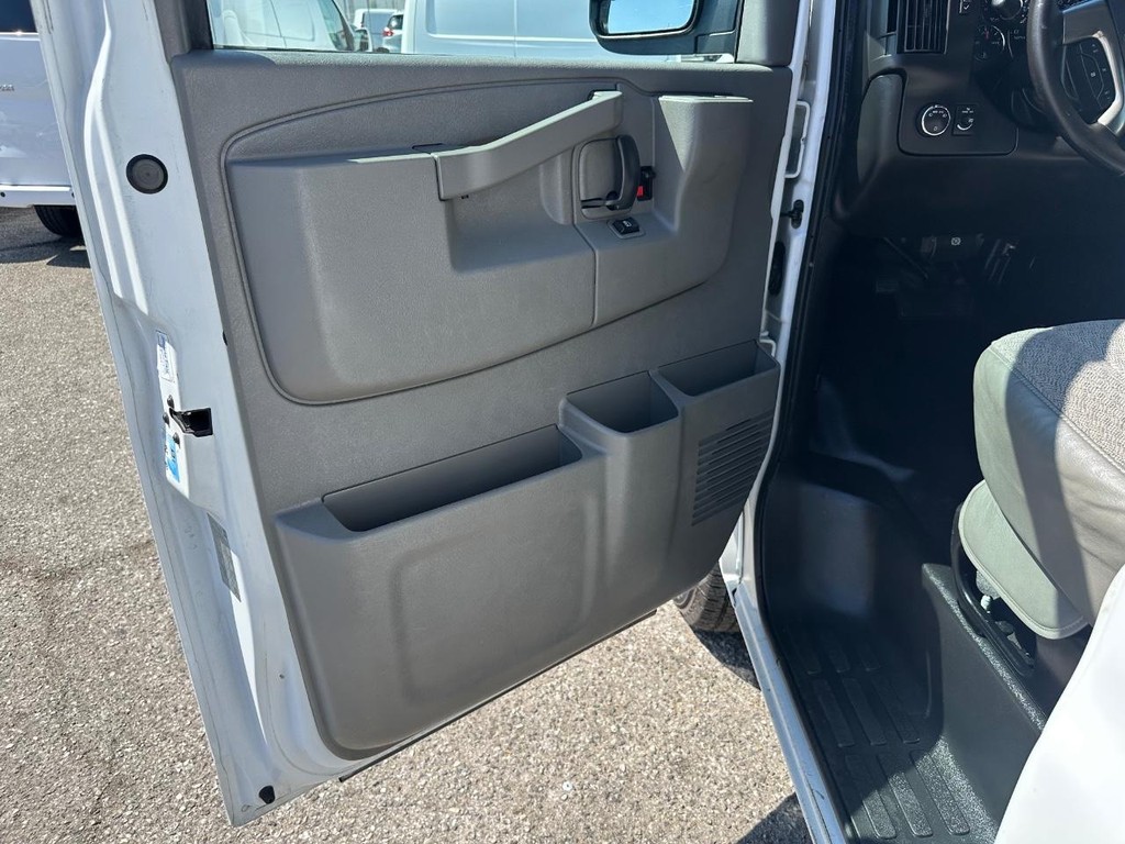 Chevrolet Express 2500 Vehicle Full-screen Gallery Image 23