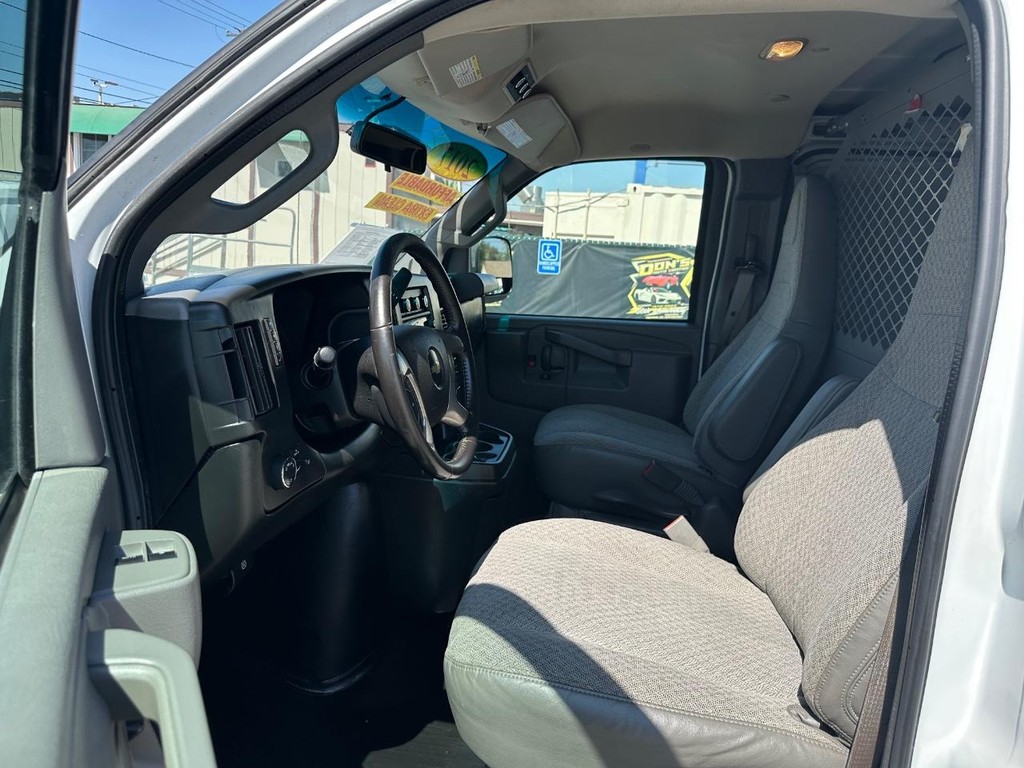 Chevrolet Express 2500 Vehicle Full-screen Gallery Image 25