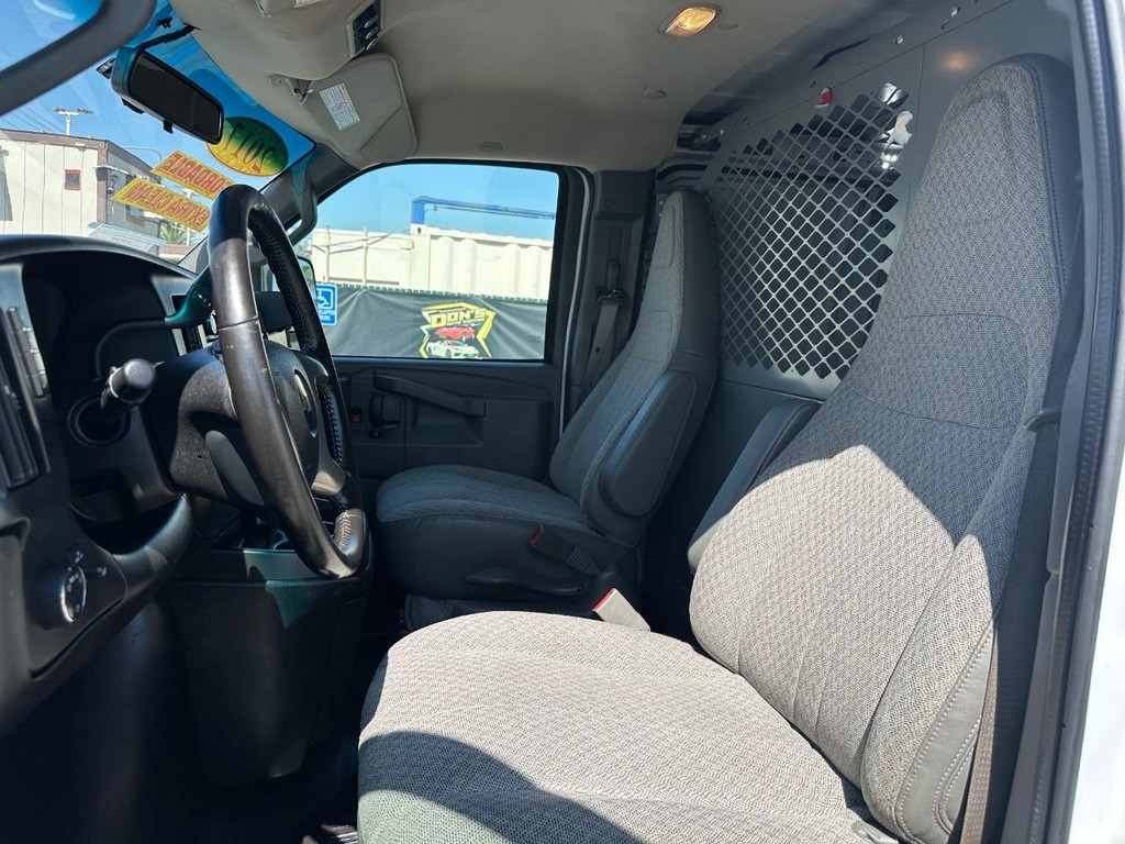 Chevrolet Express 2500 Vehicle Full-screen Gallery Image 26