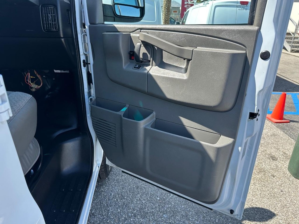 Chevrolet Express 2500 Vehicle Full-screen Gallery Image 27