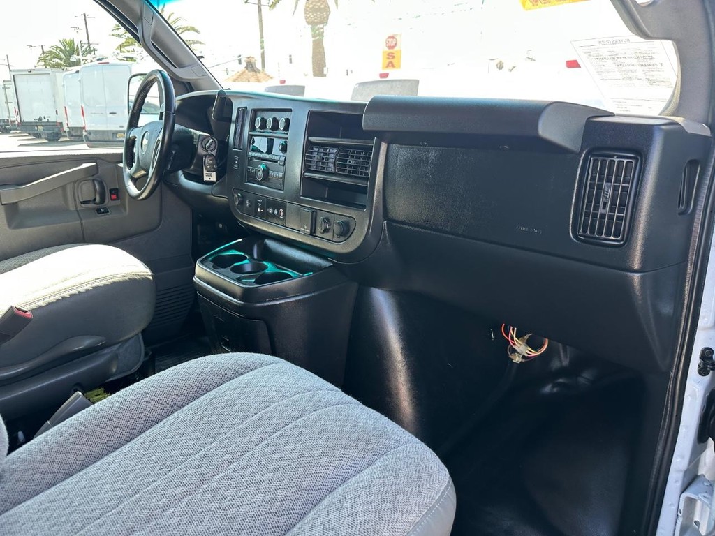 Chevrolet Express 2500 Vehicle Full-screen Gallery Image 28