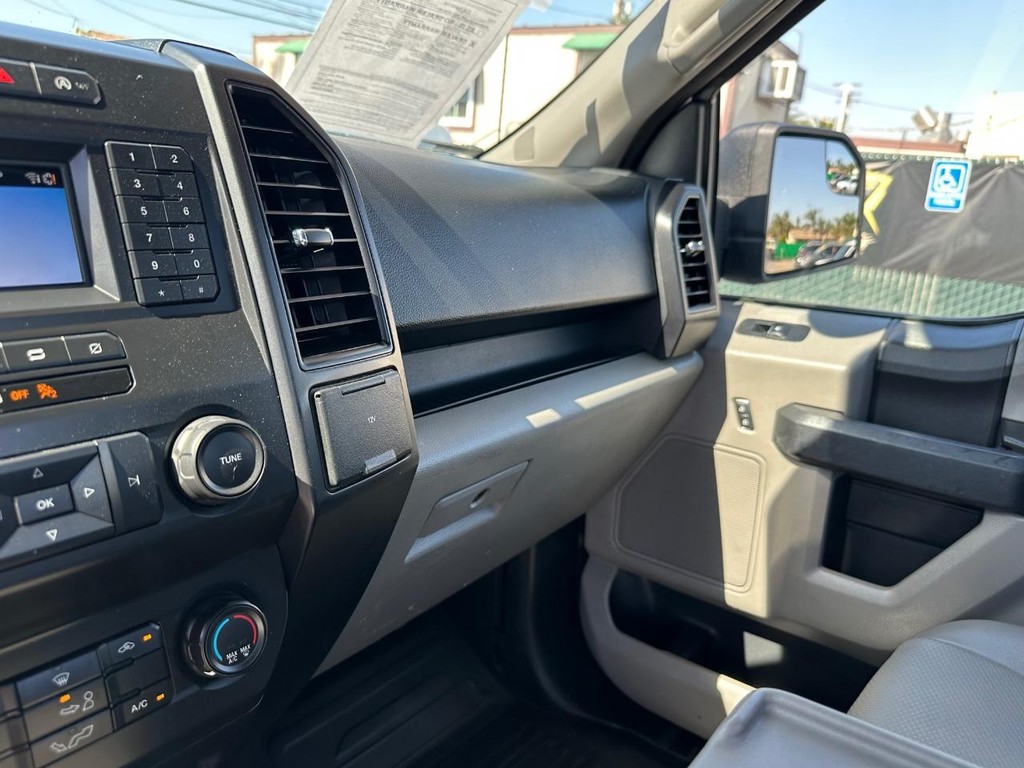 Ford F-150 Vehicle Full-screen Gallery Image 25