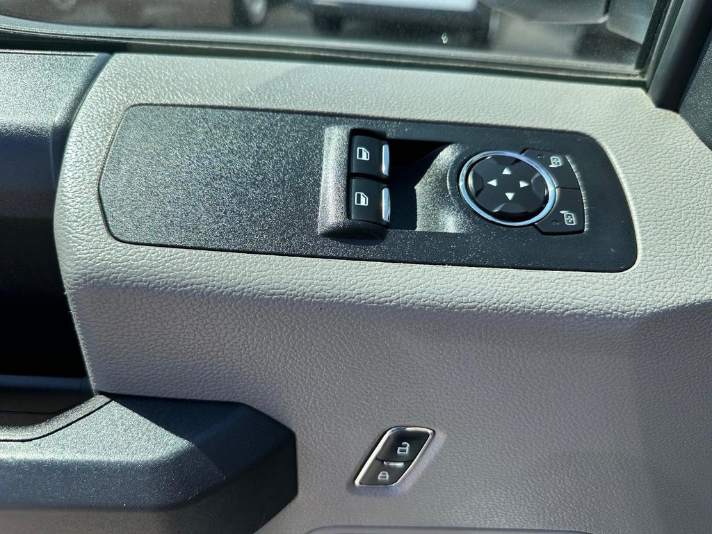 Ford F-150 Vehicle Full-screen Gallery Image 26