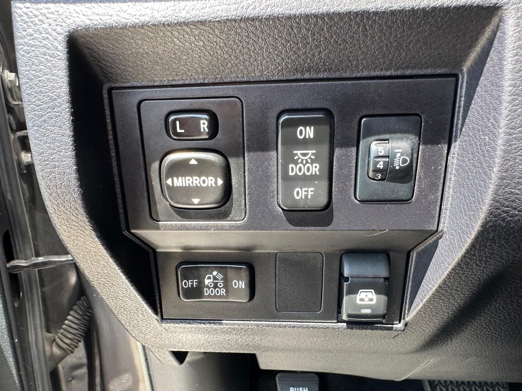 2017 Toyota Tundra SR5 CrewMax photo 35
