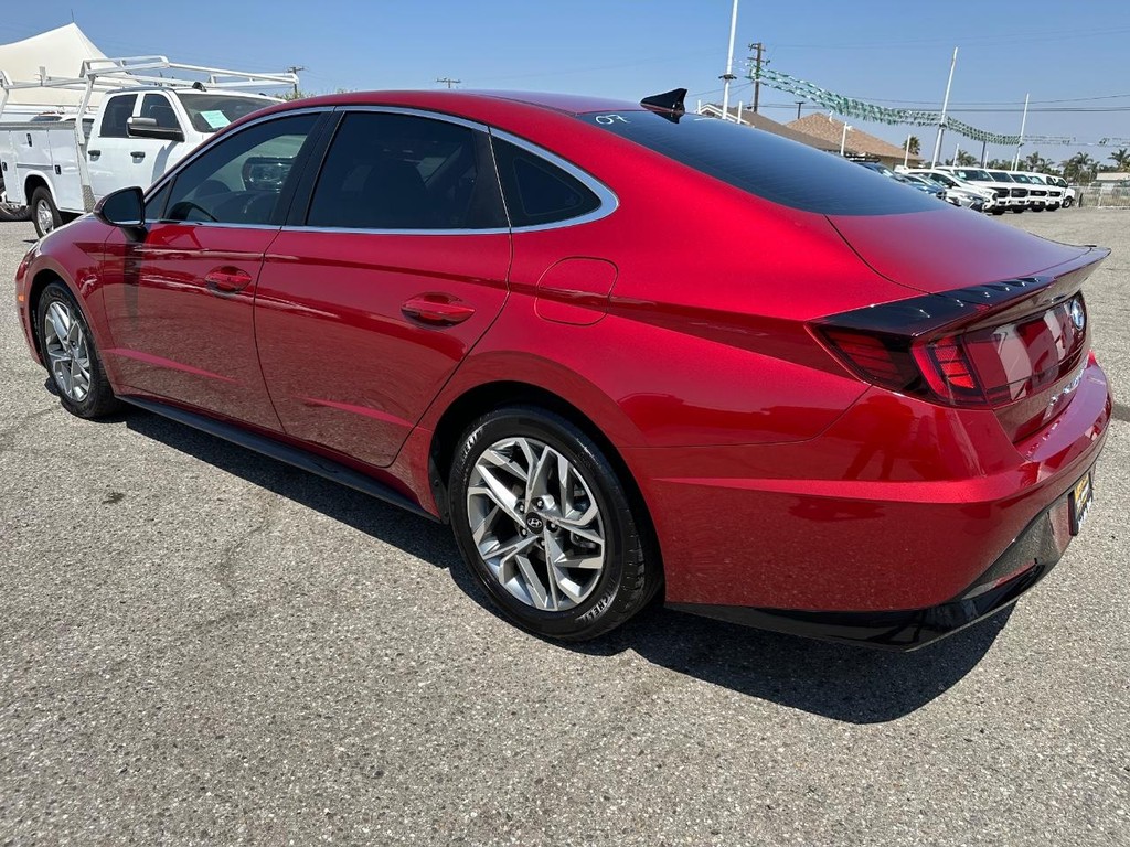 Hyundai Sonata Vehicle Full-screen Gallery Image 09