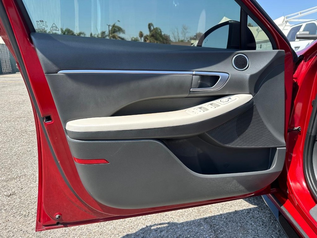 Hyundai Sonata Vehicle Full-screen Gallery Image 15