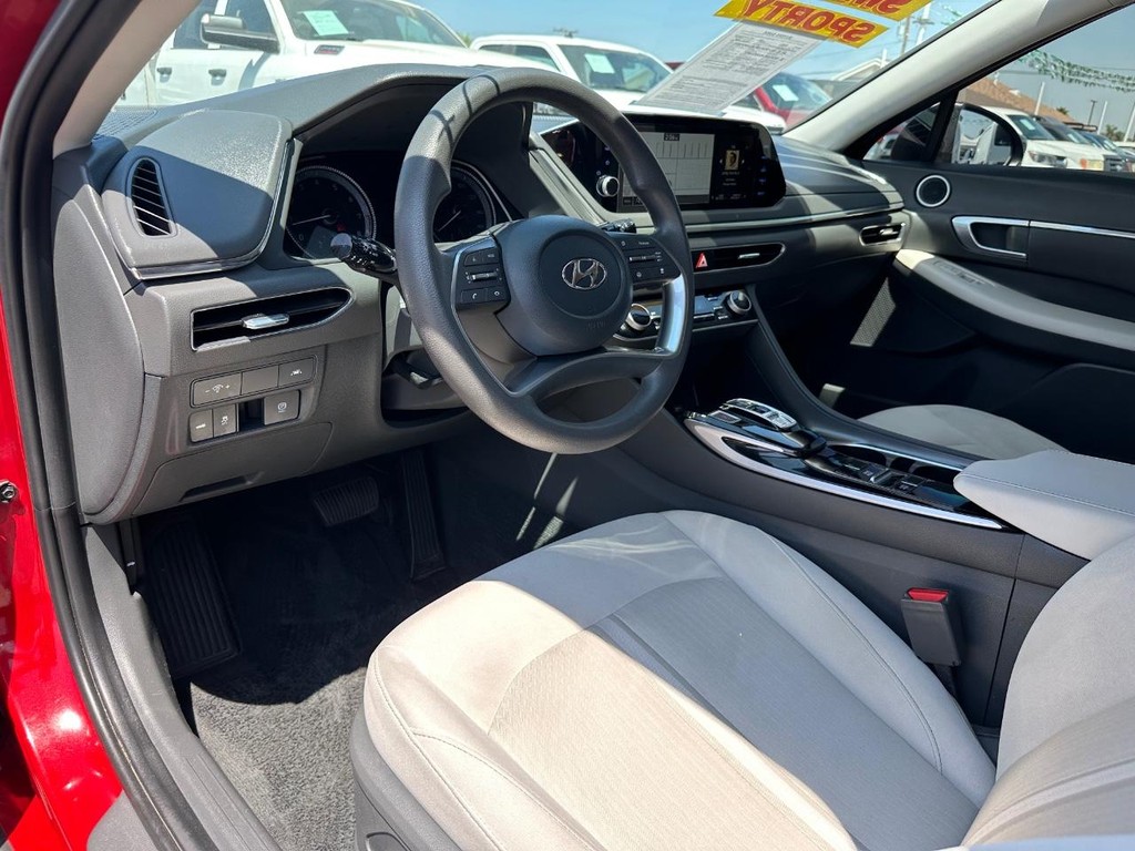 Hyundai Sonata Vehicle Full-screen Gallery Image 16