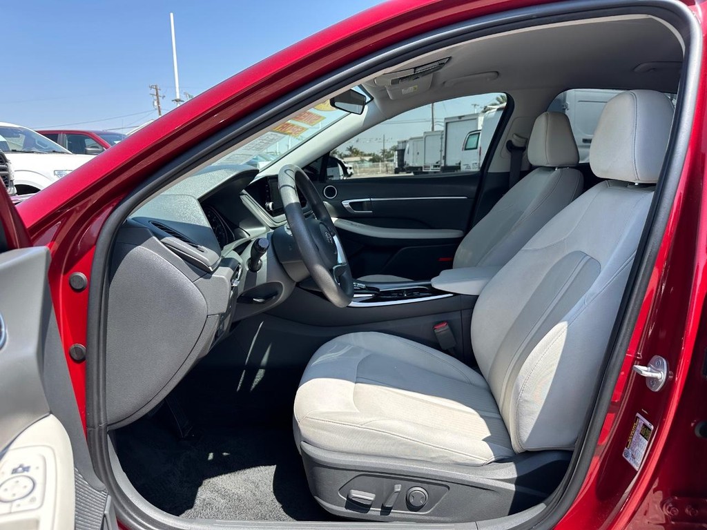 Hyundai Sonata Vehicle Full-screen Gallery Image 17