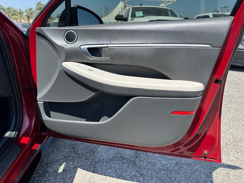 Hyundai Sonata Vehicle Full-screen Gallery Image 19