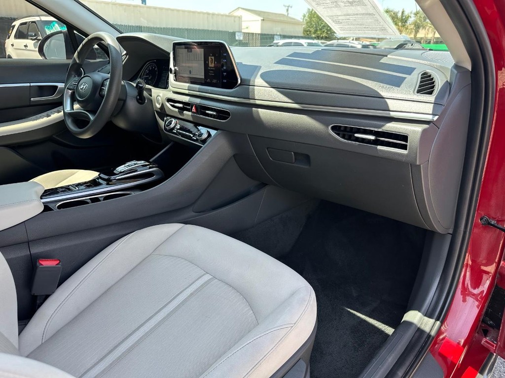 Hyundai Sonata Vehicle Full-screen Gallery Image 20