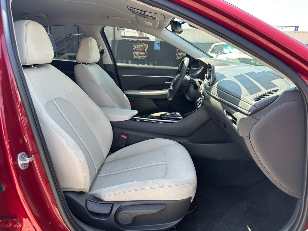 Hyundai Sonata Vehicle Full-screen Gallery Image 21