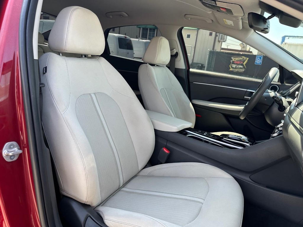 Hyundai Sonata Vehicle Full-screen Gallery Image 22