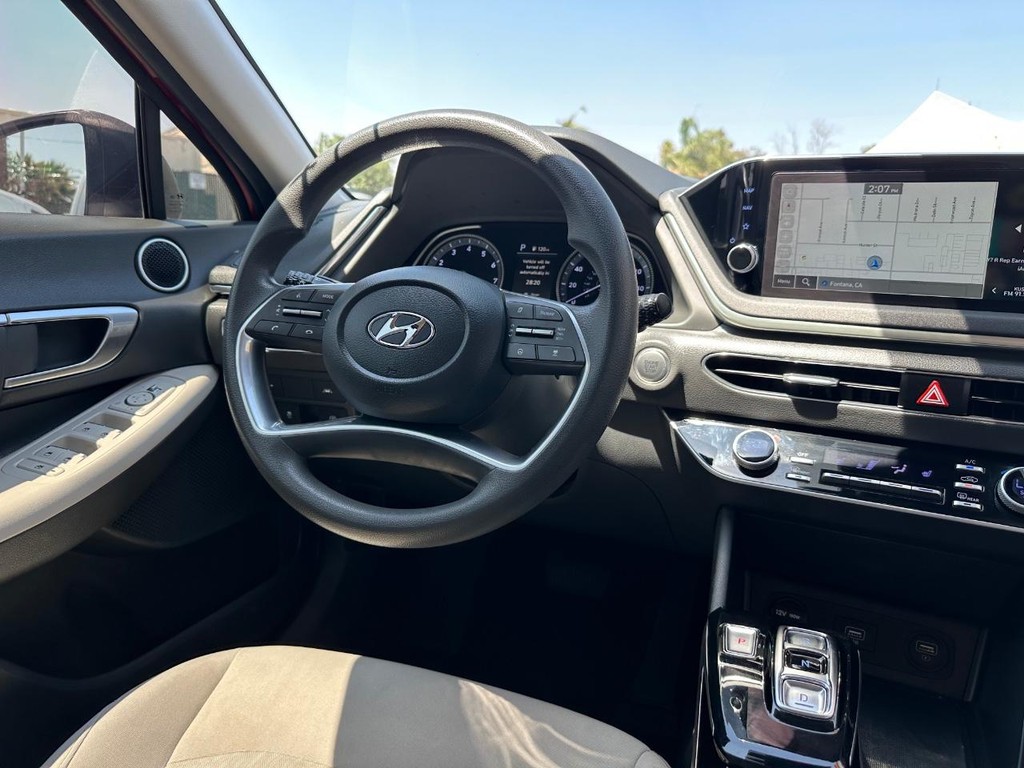 Hyundai Sonata Vehicle Full-screen Gallery Image 24