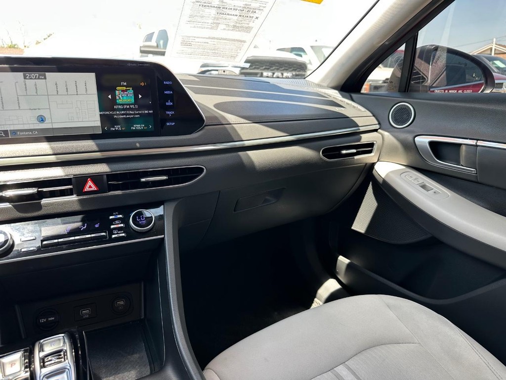 Hyundai Sonata Vehicle Full-screen Gallery Image 26