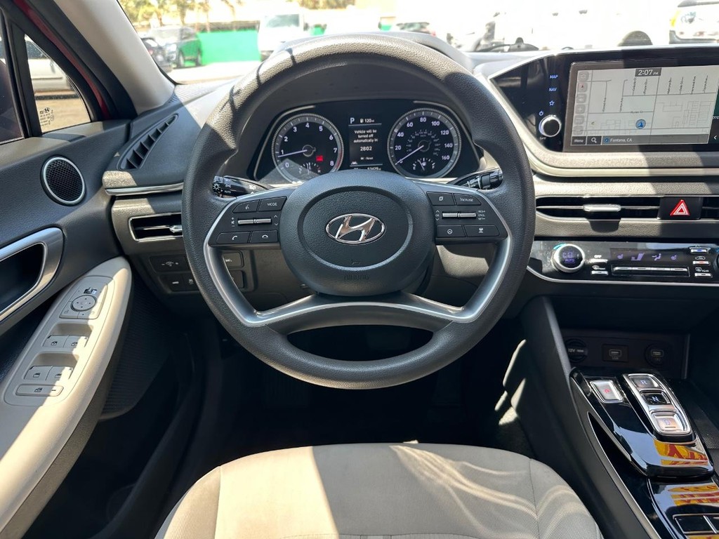 Hyundai Sonata Vehicle Full-screen Gallery Image 27
